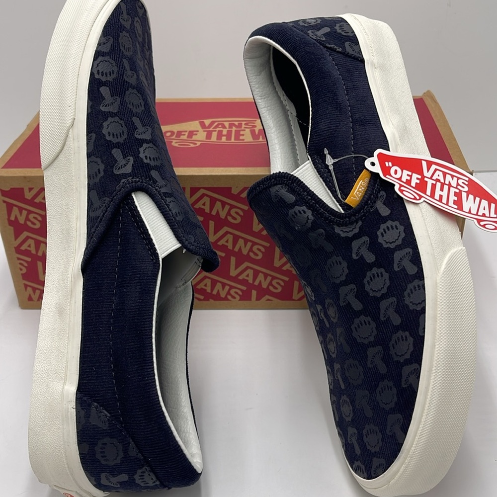 Vans Men’s Classic Slip-On
Trippy Cord Dark Navy
VN0A7Q5DDNV Sneakers - Picture 11 of 16